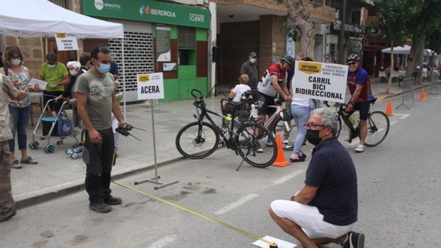 Técnicos midiendo la calle para simular una rambla con carril bici de dos direcciones.