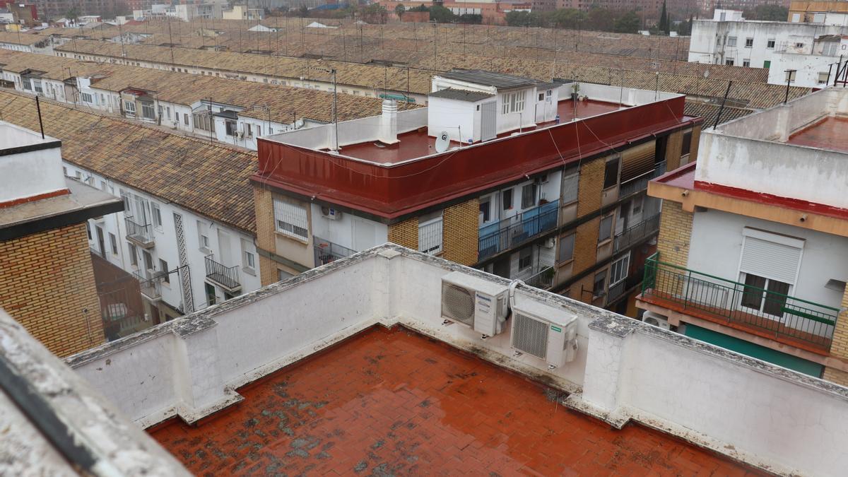 Las terrazas por las que trató de huir el presunto maltratador antes de precipitarse.