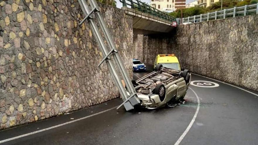 Una conductora sufre heridas graves al precipitarse con su coche desde cinco metros