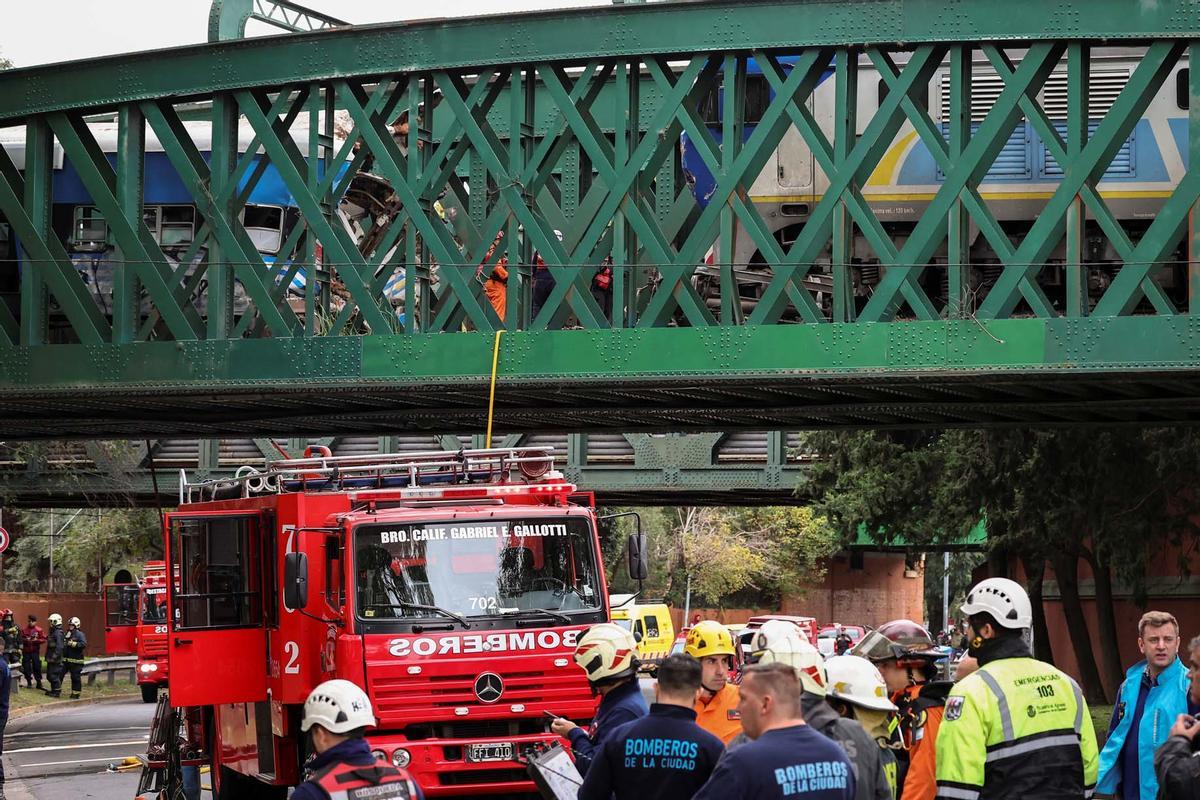 Tren de pasajeros se estrelló contra un tren de mantenimiento en Buenos Aires, dejando al menos 30 personas hospitalizadas, dos de las cuales estaban en estado grave