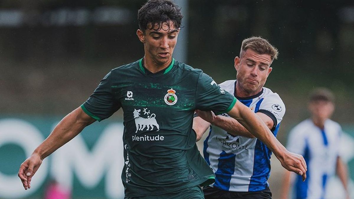 Cayarga presiona a un jugador del Racing
