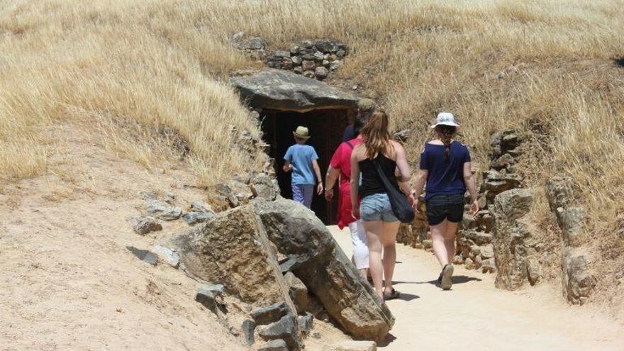 Visitantes al Sitio de los Dólmenes de Antequera.