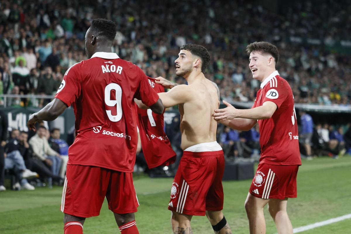 Isaac Romero celebra tras marcar el 2-2, durante el partido de LaLiga que Real Betis Balompié y Sevilla FC disputan este domingo en el estadio de La Cartuja