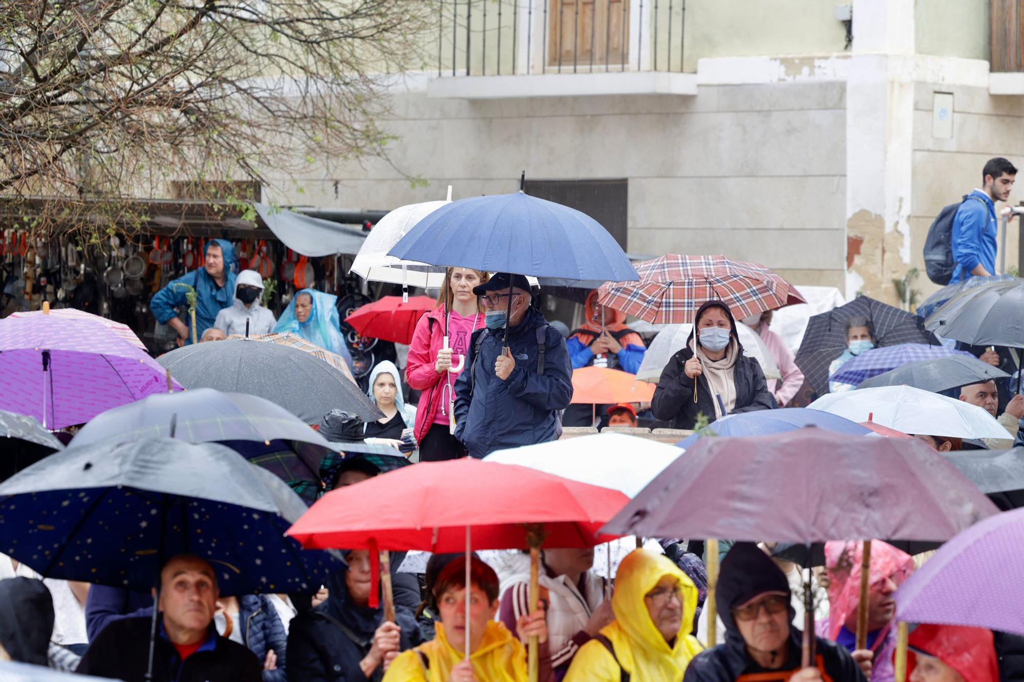 Miles de alicantinos acompañan a la Santa Faz en su peregrinación pese a la lluvia