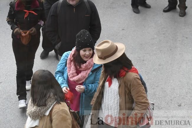 Los romeros acompañan a la Santa pese al frío.