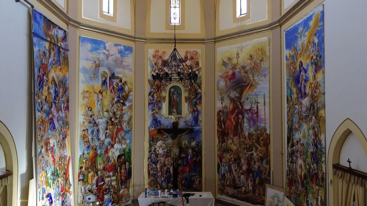La intervención también incluye la mejora de las luces que resaltan la decoración mural del altar mayor, obra del artista local Pepe Forner.