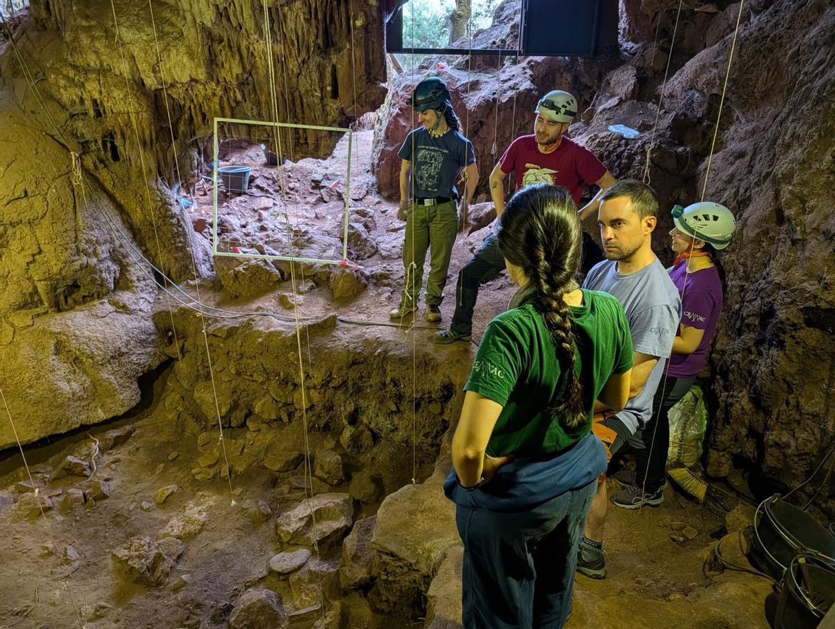 Excavaciones en las Cuevas de Fuentes de León.