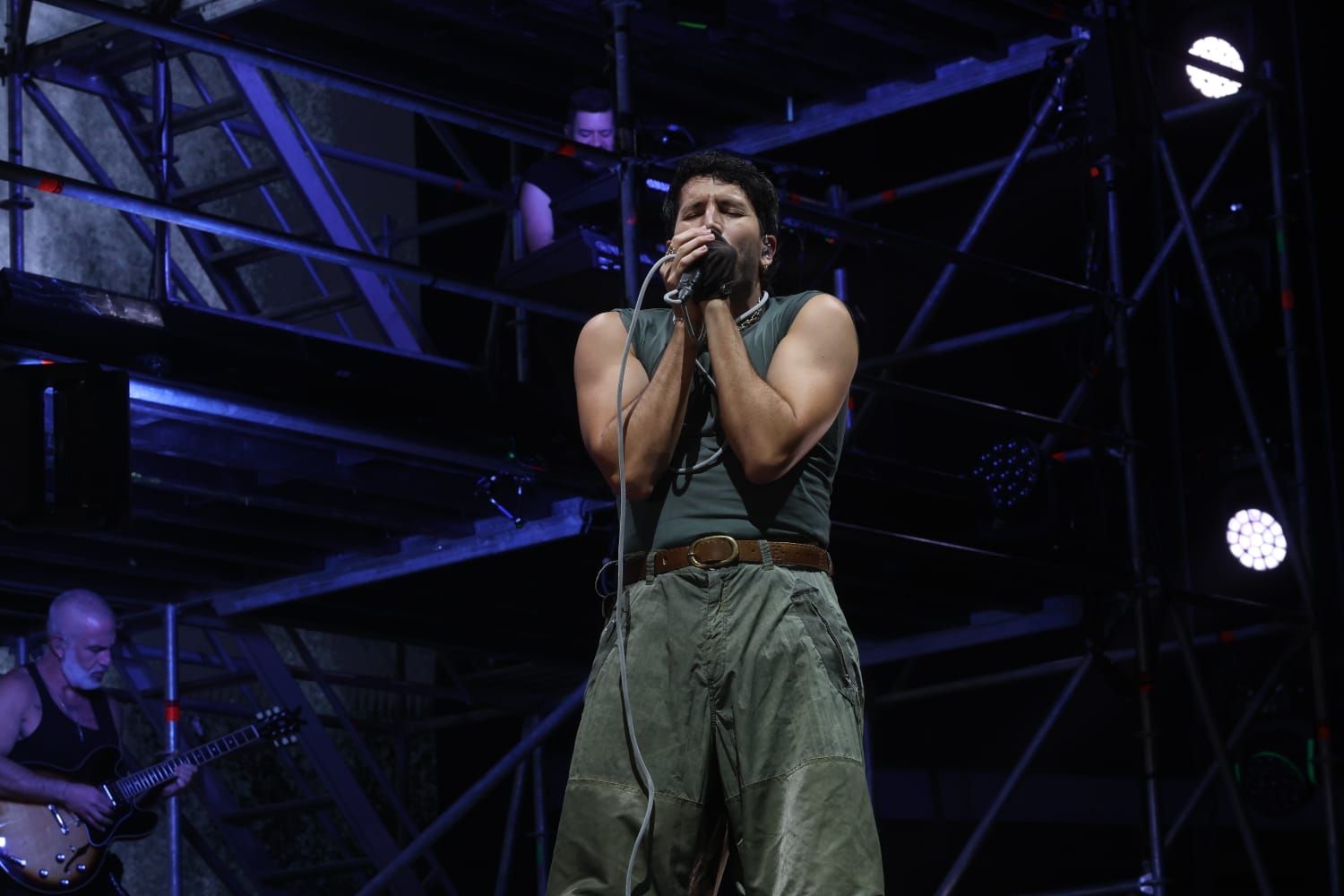 Sebastián Yatra se funde con el público y sus 'Tacones Rojos' pone en pie al Roig Arena