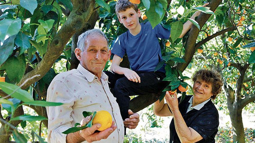 Jaume Soler (79) mit Enkel Toni (9) und Ehefrau Cati Genestra auf ihrem Anwesen im Sóller-Tal
