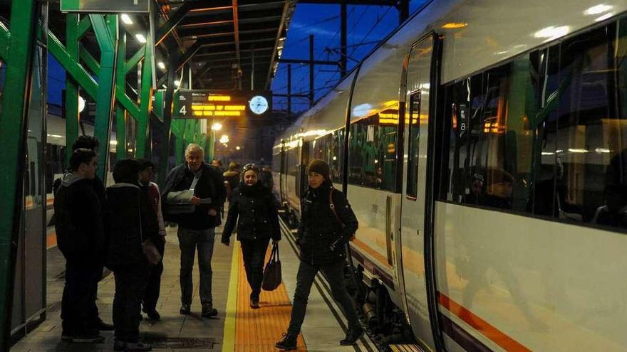 La estación del tren de Vilagarcía de Arousa está situada muy próxima a la de autobuses. // Iñaki Abella