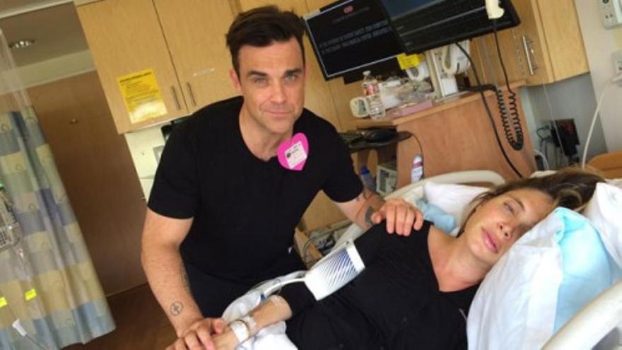 Robbie Williams retransmite el parto de su mujer
