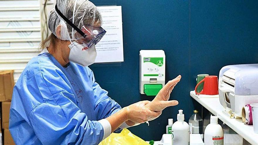 Una professional sanitària de Sant Joan de Déu de Manresa es renta les mans durant el servei