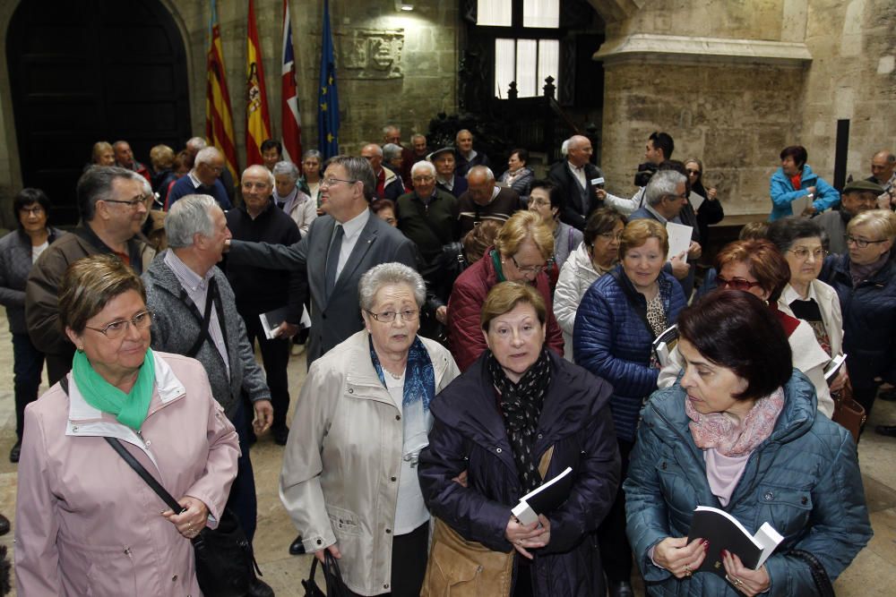 Vecinos de Morella, de visita en el Palau de la Generalitat