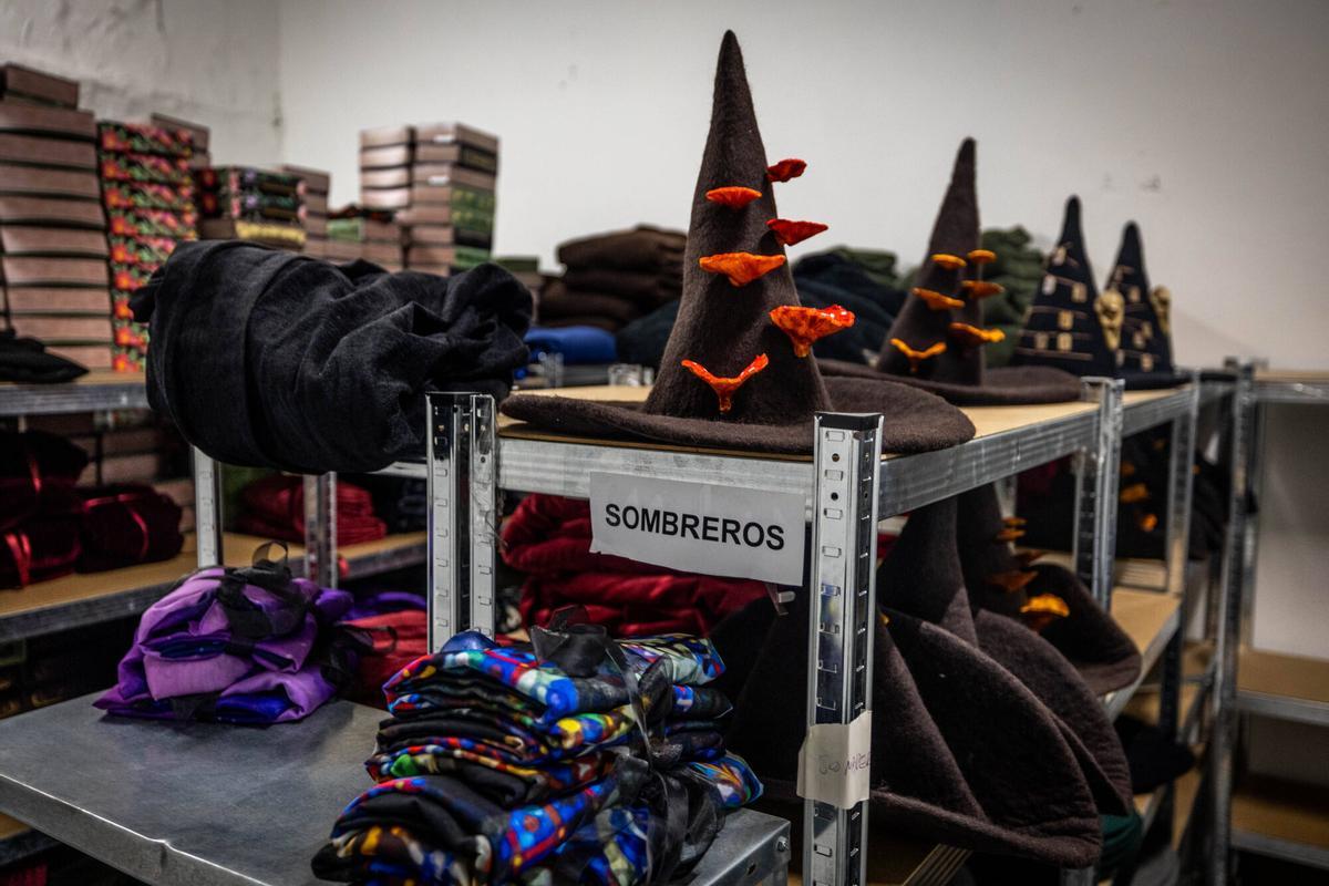 Barcelona 24/02/2026 OnBarcelona Barceloneando. El mundo de fantasía escondido en una nave de l'Hospitalet, es el taller de ciencia ficción de El costurero real. AUTOR: JORDI OTIX