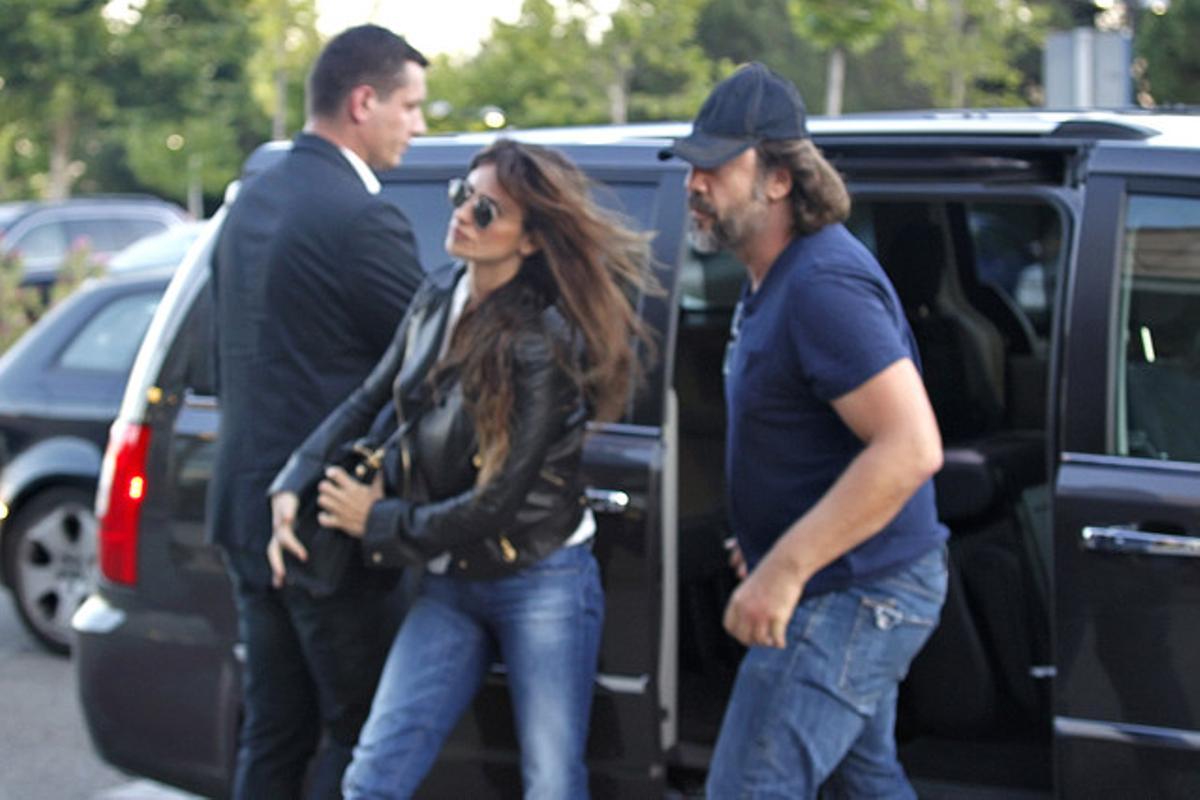 Penélope Cruz i Javier Bardem, a l’arribar al tanatori de Tres Cantos (Madrid), aquest dijous, on es va instal·lar la capella ardent per Eduardo Cruz, el pare de l’actriu. Penélope Cruz i Javier Bardem, a l’arribar al tanatori de Tres Cantos (Madrid), aquest dijous, on es va instal·lar la capella ardent per Eduardo Cruz, el pare de l’actriu.