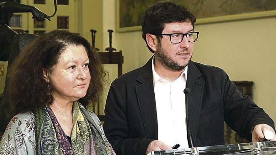 Mae de la Concha y Alberto Jarabo, líder de Podemos y portavoz parlamentario, ayer en el Parlament.