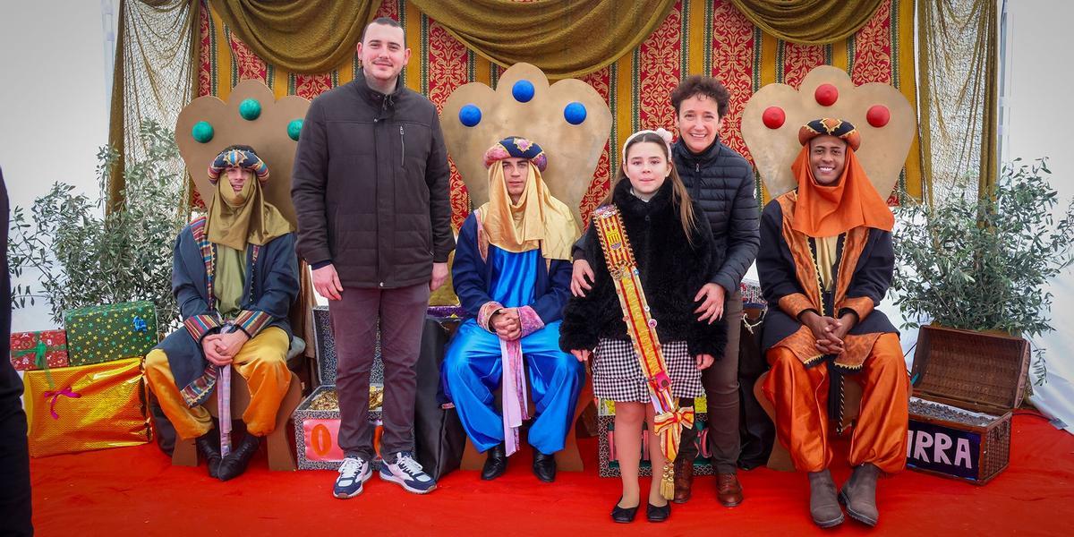 Los pajes reales, con el concejla de Fiestas, la reina infantil de la Fira y la alcaldesa, en la Zona del Escriba del campamento.