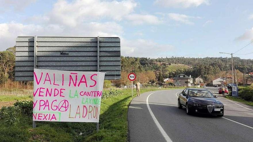 Carteles con pintadas contra el anterior propietario en las inmediaciones de la empresa en Marcón, Pontevedra. // Gustavo Santos