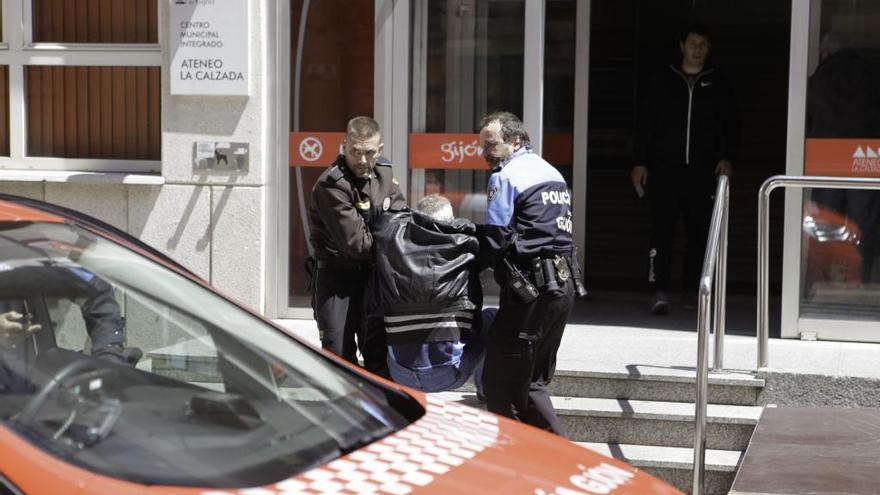 La Policía se lleva detenido al hombre que se encerró en el Ateneo de La Calzada.