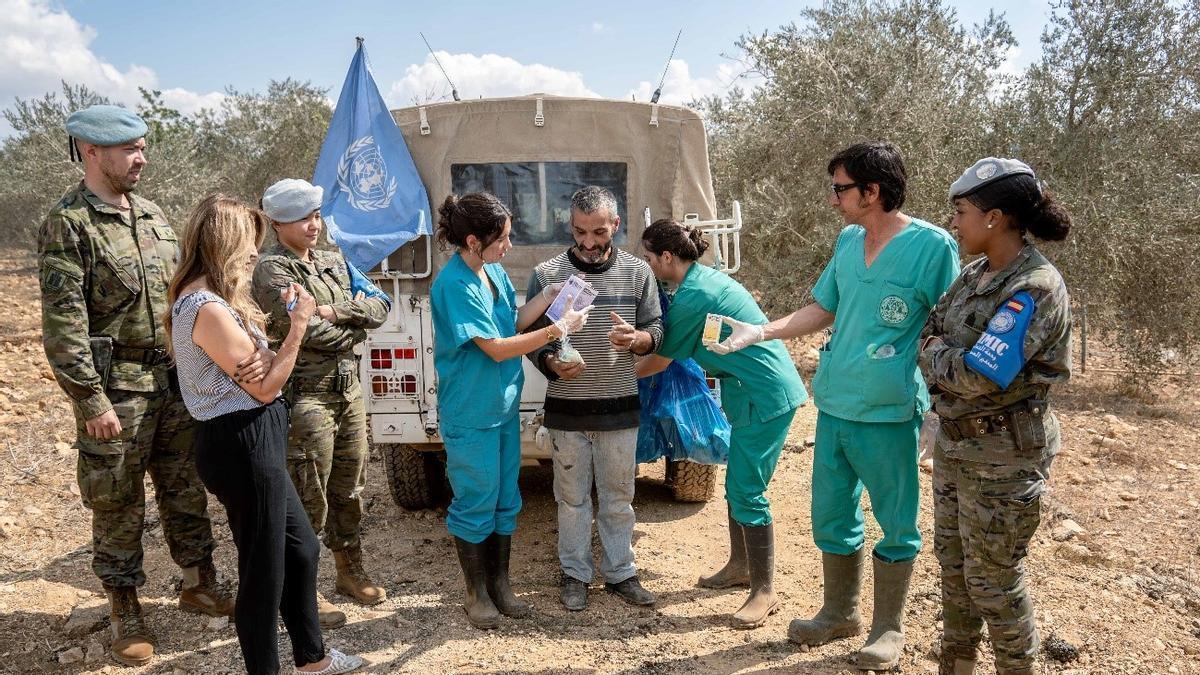 Veterinarios y militares junto a ganaderos libaneses durante una de las acciones del programa Rocinante.