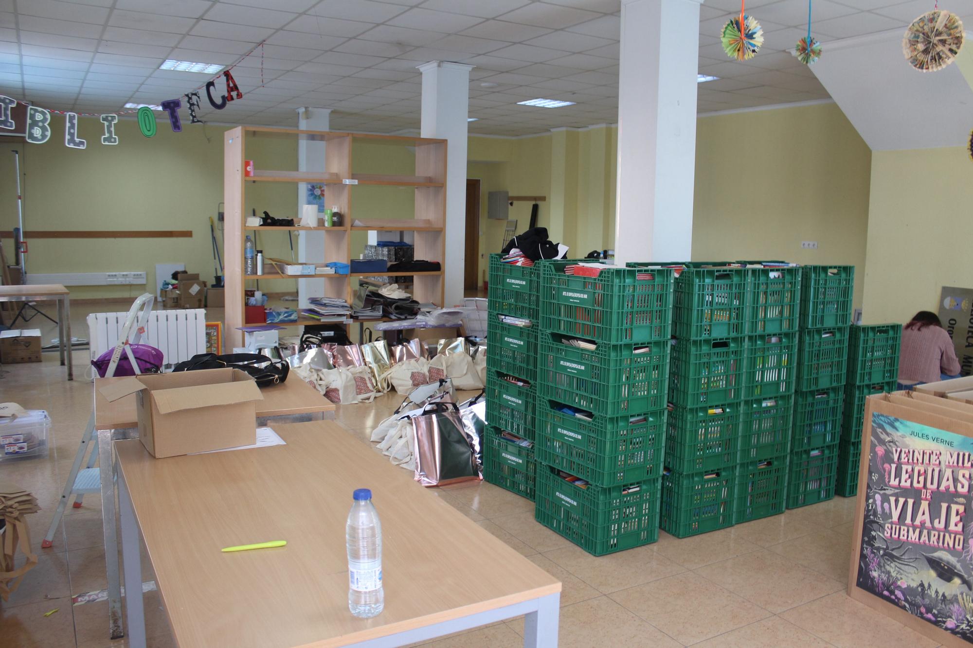 Cadena humana en Orpesa para trasladar libros a la nueva biblioteca