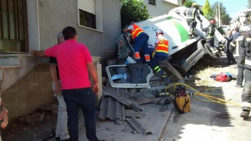 Herido un operario al estrellarse el camión de la basura contra una casa en Vilaboa
