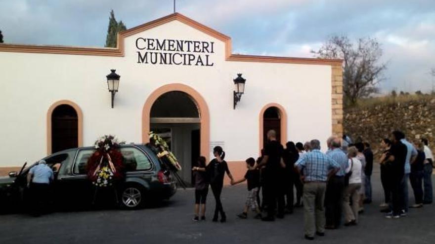 La víctima fue enterrada ayer en el cementerio de Cabanes ante sus allegados y familiares.