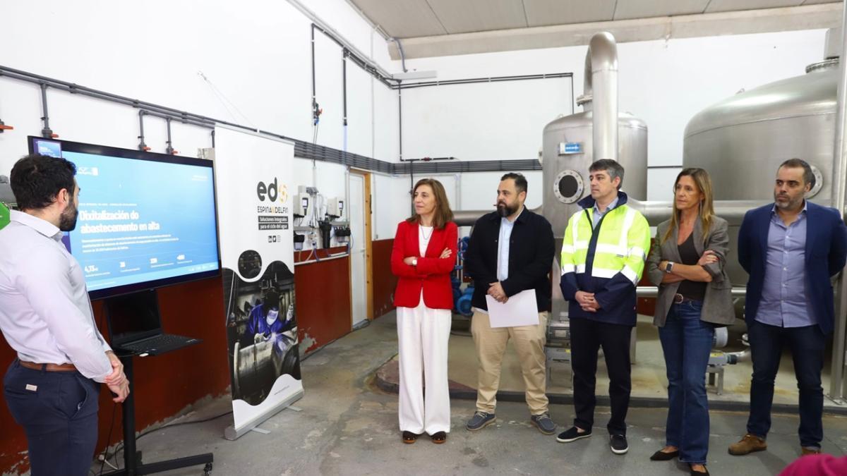 Ángeles Vázquez, segunda por la izquierda, en la potabilizadora digitalizada de Boqueixón
