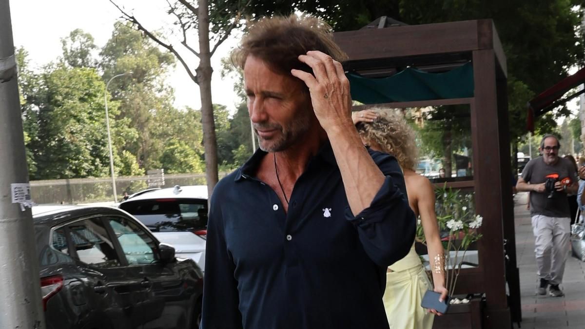 Álvaro Muñoz Escassi y Sheila Casas salen del restaurante donde han celebrado su vuelta de Supervivientes