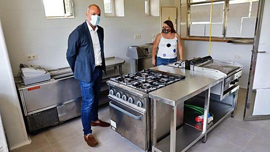 El concejal de Empleo, Promoción Económica y Turismo, Pedro García, muestra las obras que se han hecho en la cocina.