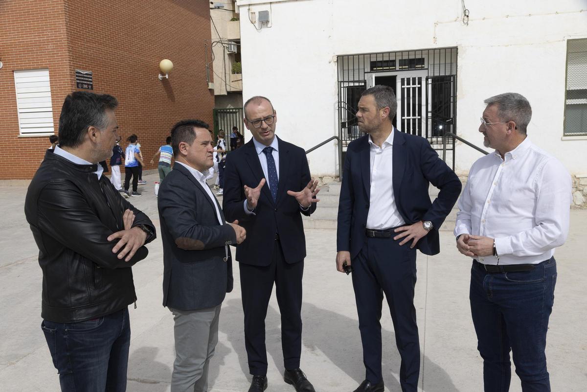 El consejero de Educación, junto al alcalde de Caravaca, visitan las obras de la pista cubierta del colegio público La Santa Cruz de Caravaca