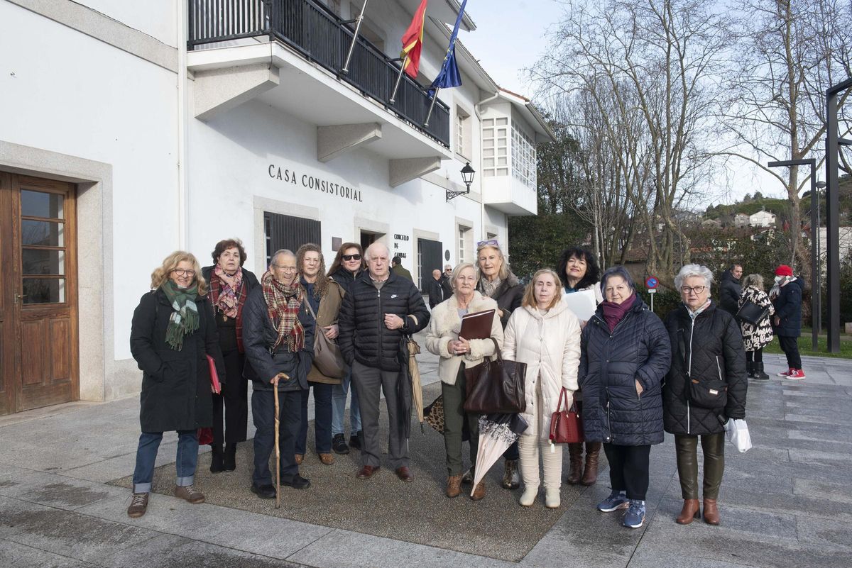 Integrantes de la asociación Adadym de Cambre, este jueves, a las puertas del Concello, antes del pleno.