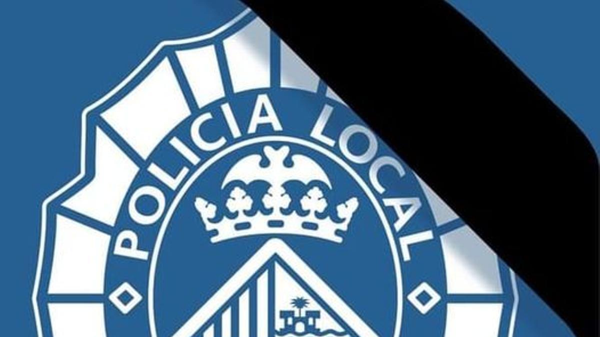 Escudo de la Policía Local de Palma con un crespón negro, por la muerte de Toni Frau.