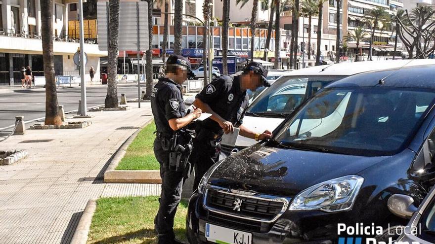 Polizisten bei einer Kontrolle in Palma de Mallorca.