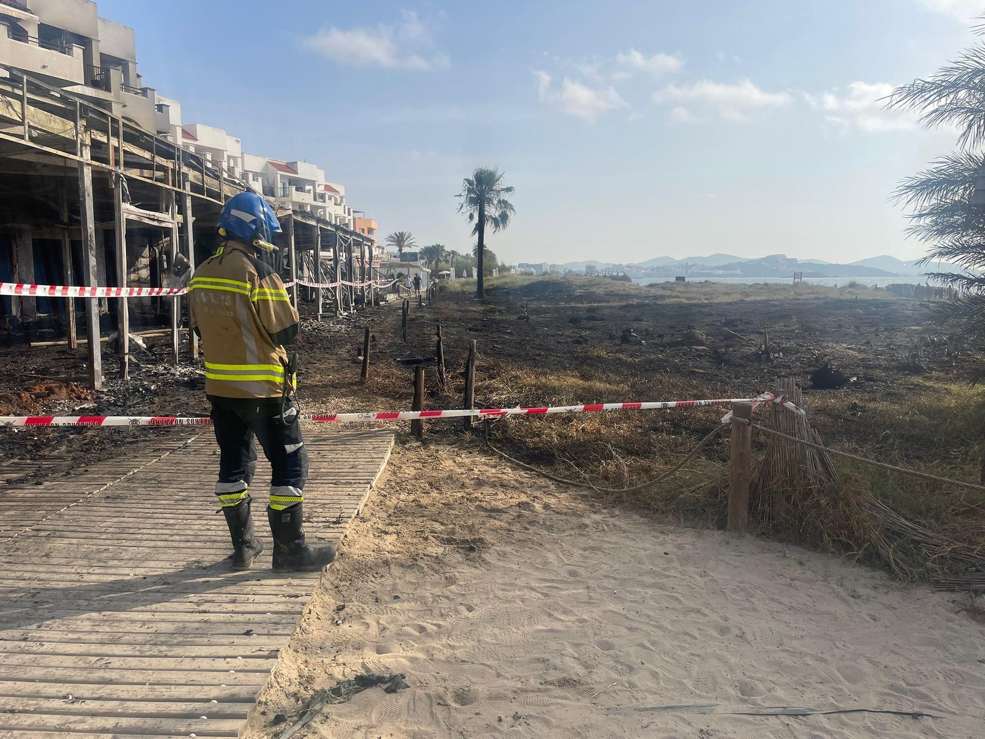 Todas las imágenes del devastador incendio en una zona de ocio de Ibiza