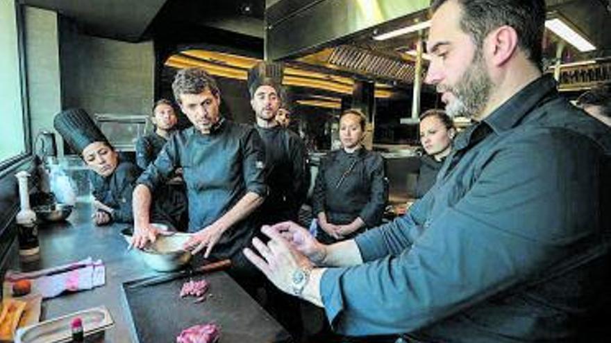 El chef madrileño explica a su equipo uno de los platos. | 