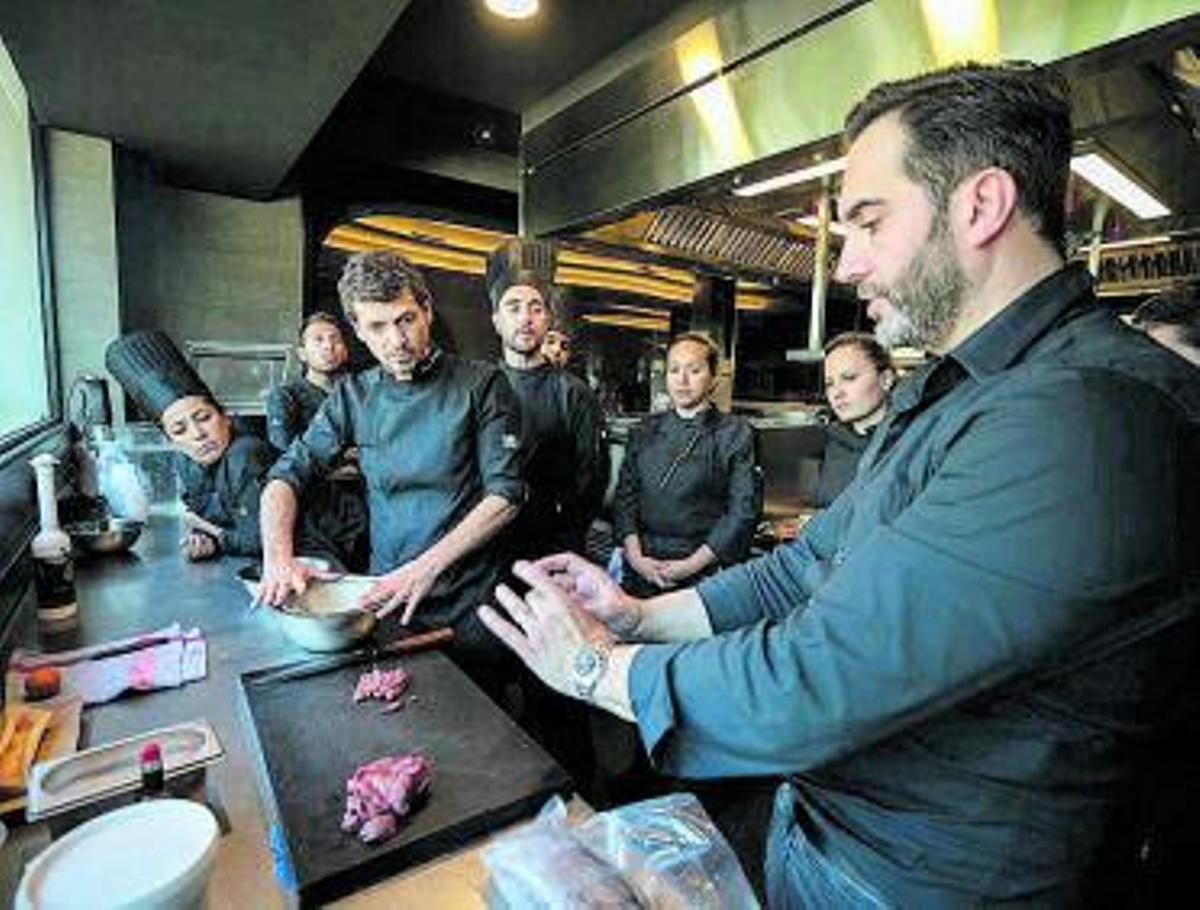 El chef madrileño explica a su equipo uno de los platos. |