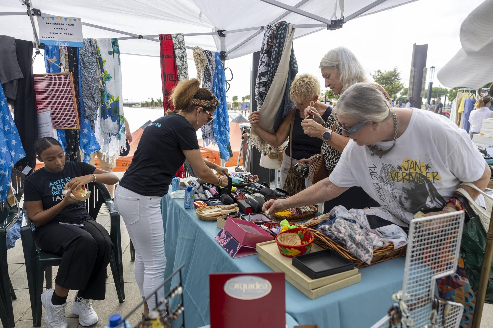 FOTOS | La Fundación RANA celebra su tradicional mercadillo solidario en el Parc de la Mar