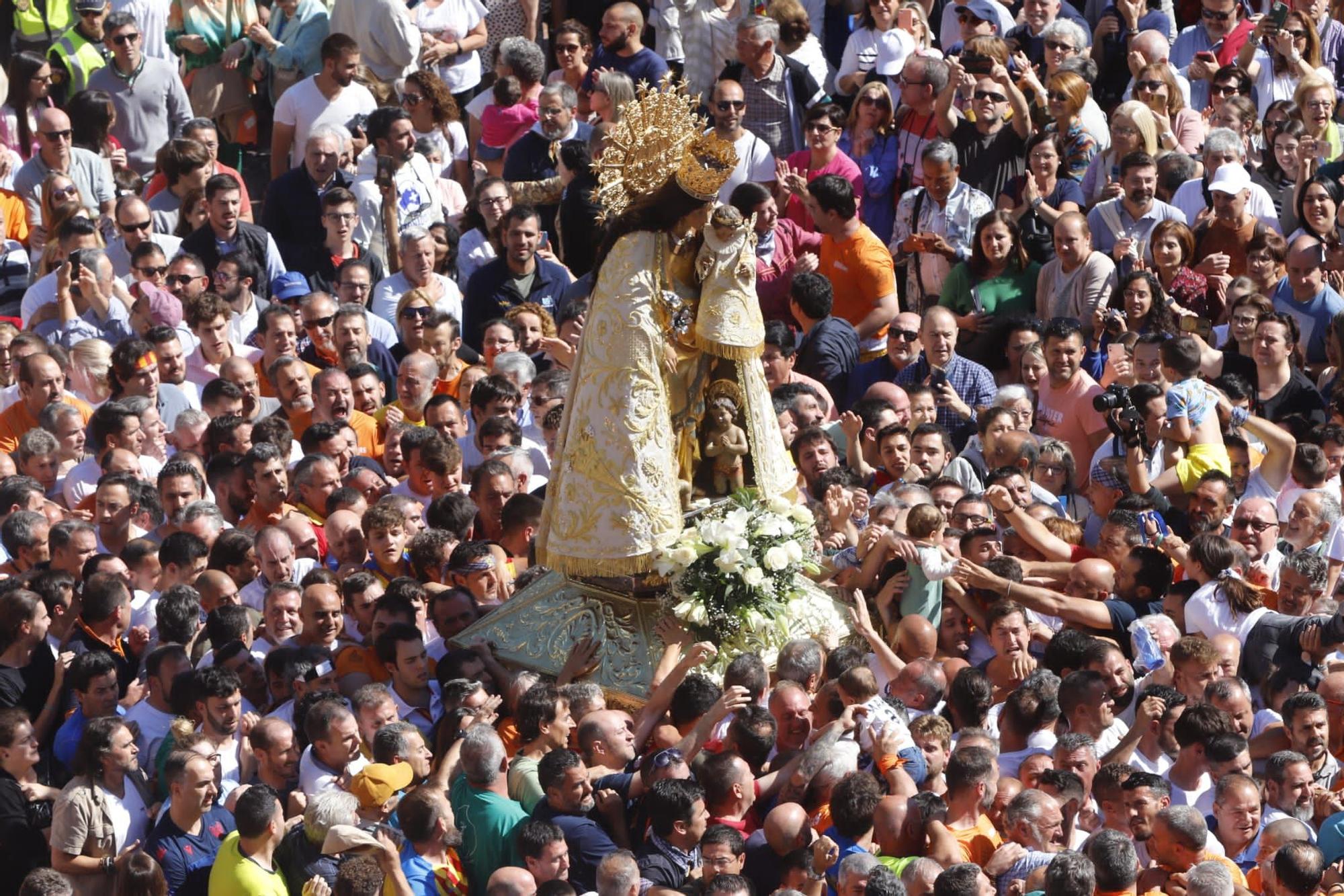 Muchos valencianistas acompañan a la Virgen de los Desamparados en su Traslado