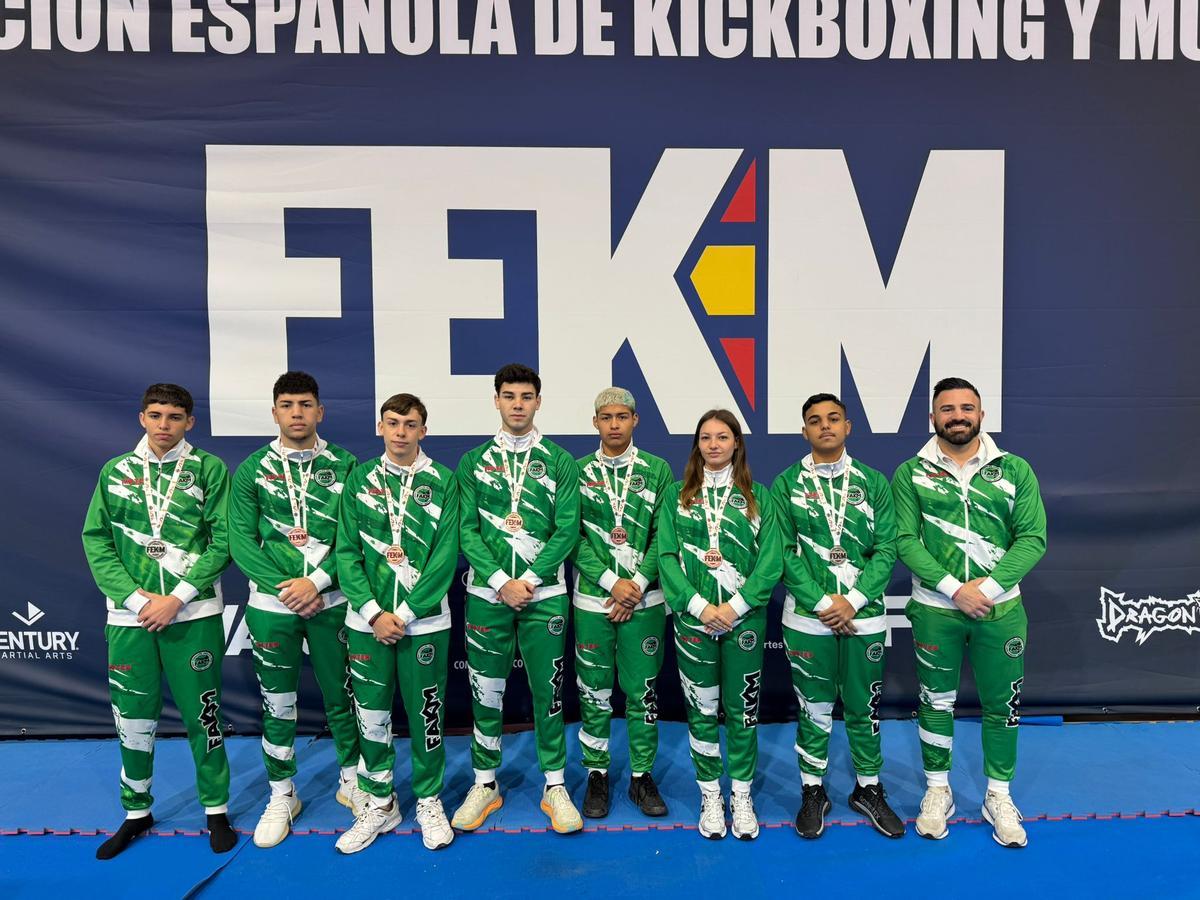Integrantes cordobeses de la selección andaluza de kick boxihng, incluido el seleccionador.