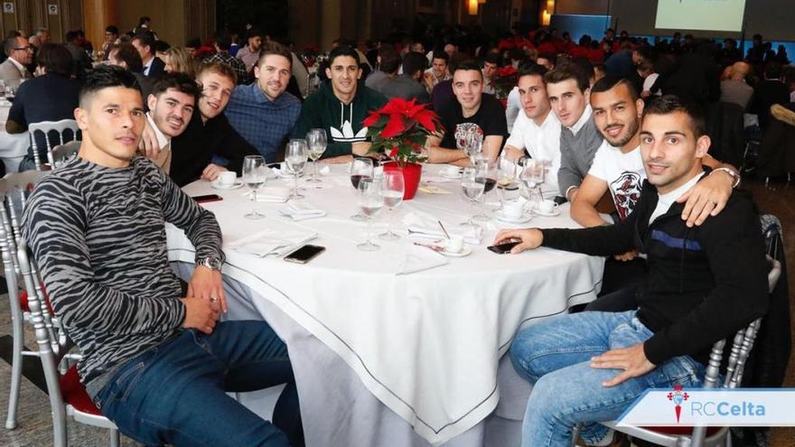 Los jugadores del Celta, durante la comida en Los Escudos. / @RCCelta