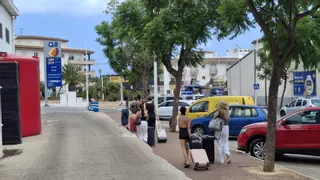 La romeria del lloguer turístic a Xàbia: a ple sol, arrossegant la maleta i a la recerca de l’apartament