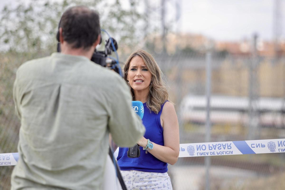 Una reportera de televisión, en la estación de Sevilla.
