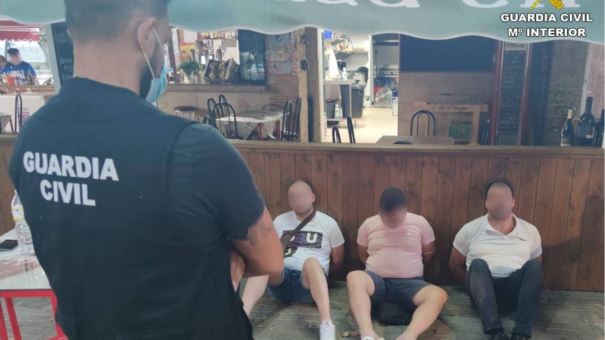 La Guardia Civil custodia a tres de los detenidos en la operacion