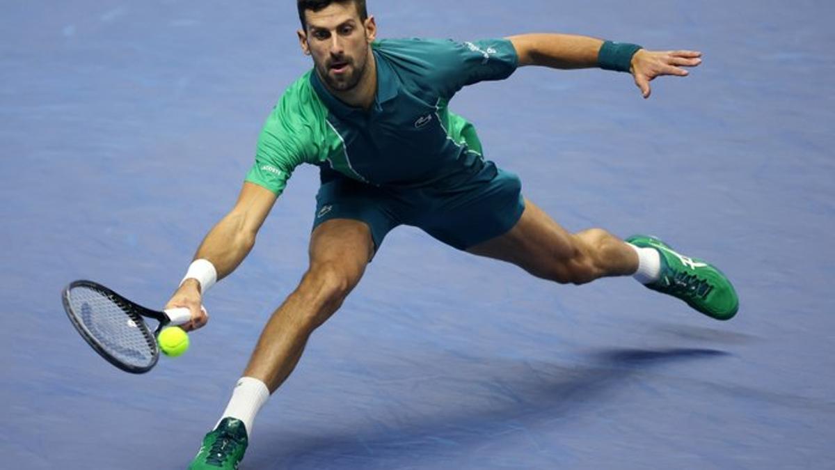 Djokovic devuelve una volea.