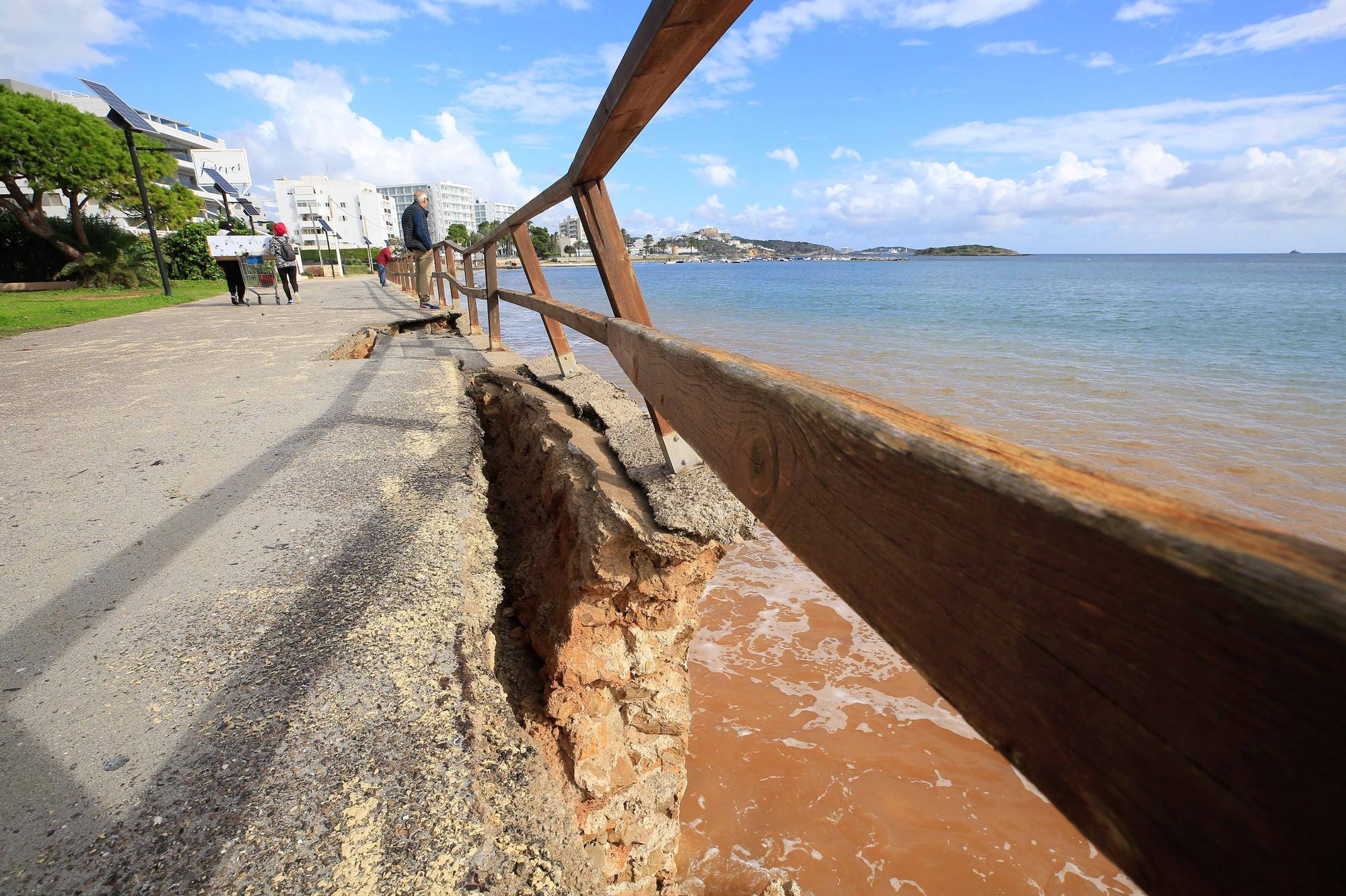 El paseo de Platja d’en Bossa se hunde sobre el mar