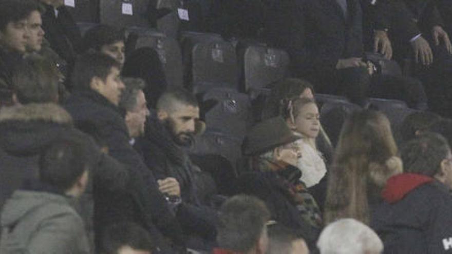 Un familiar del primer fichaje 2017, en el palco de Mestalla