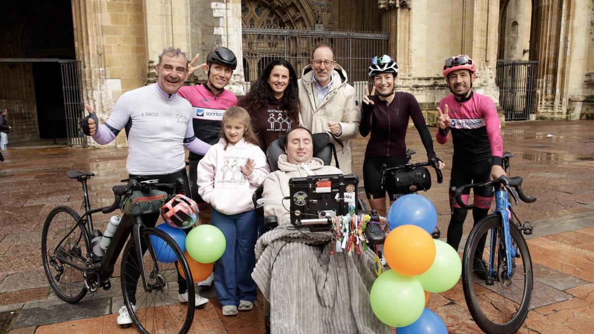 Por delante, Alberto Vallés, Julia Capitán y José Luis Capitán. Por atrás, en el centro, Teresa Pérez junto a Mario Arias, primer teniente alcalde de Oviedo. A ambos lados, unos ciclistas que acompañaron a Vallés durante los últimos kilómetros.