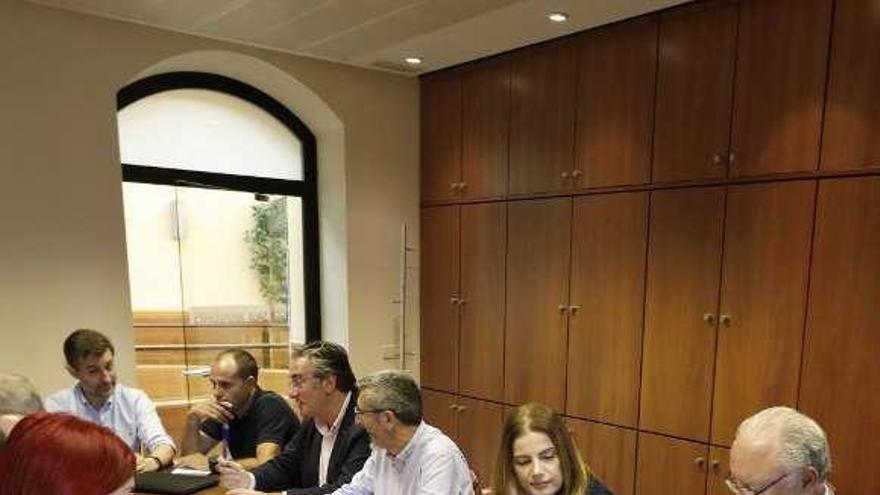 El secretario del Ayuntamiento, Miguel Ángel de Diego -a la derecha-, rodeado de ediles en la comisión de &quot;Enredadera&quot;.