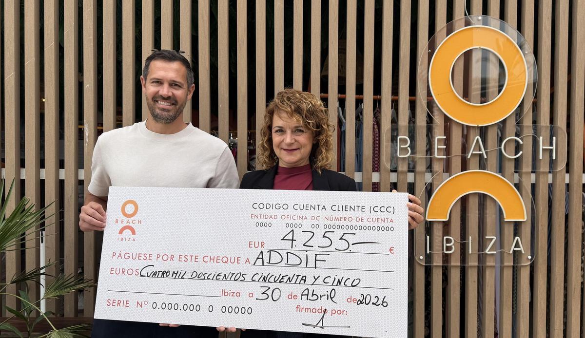 Entrega del cheque solidario a la Asociación Addif, de 4.255 euros.